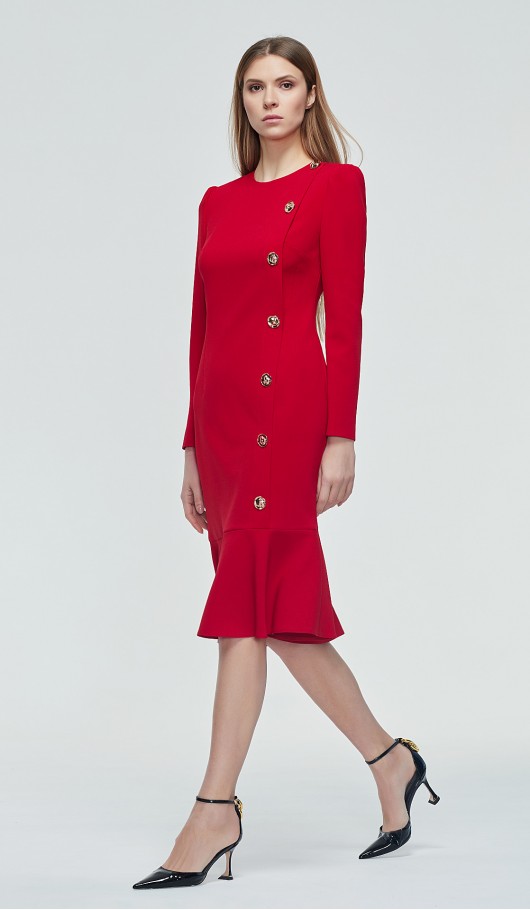 Красное платье приталенного силуэта с воланом