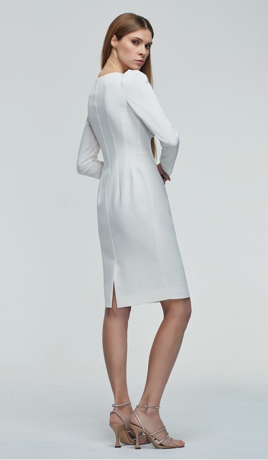 Белое платье приталенного силуэта с длинным рукавом