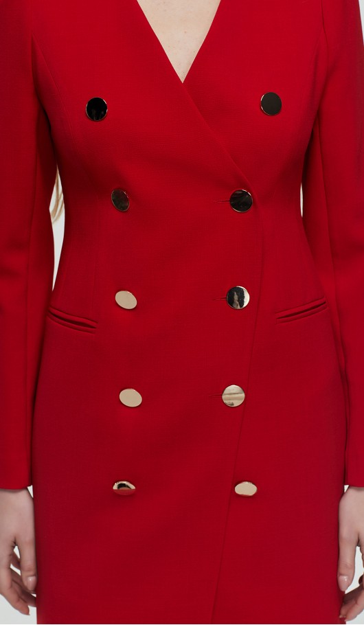 Красное двубортное платье полуприлегающего силуэта с длинным рукавом